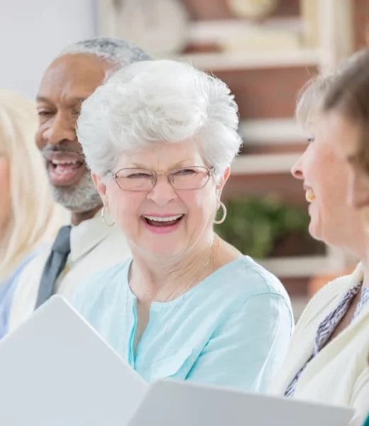 Aînés dans une résidence pour personnes âgées chantant. Aînés dans une résidence pour personnes âgées chantant.